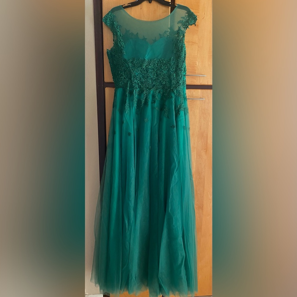 Elegant Green Lace Evening Gown